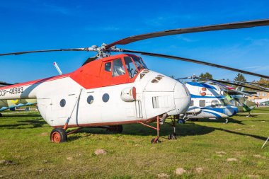 Kiev, Ukrayna - 6 Ekim 2018: Kiev Ulusal Havacılık Müzesi Kiev, Ukrayna Zhulyany Havaalanı yanındaki güneşli bir günde helikoptere