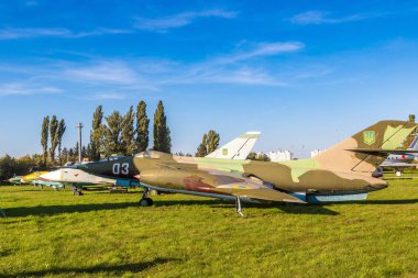 Kiev, Ukrayna - 6 Ekim 2018: Kiev Ulusal Havacılık Müzesi, Kiev, Ukrayna Zhulyany Havaalanı yanındaki güneşli bir askeri uçak