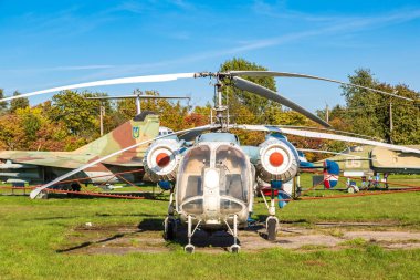 Kiev, Ukrayna - 6 Ekim 2018: Kiev Ulusal Havacılık Müzesi Kiev, Ukrayna Zhulyany Havaalanı yanındaki güneşli bir günde helikoptere