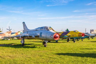 Kiev, Ukrayna - 6 Ekim 2018: Kiev Ulusal Havacılık Müzesi, Kiev, Ukrayna Zhulyany Havaalanı yanındaki güneşli bir askeri uçak