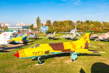 Kiev, Ukrayna - 6 Ekim 2018: Kiev Ulusal Havacılık Müzesi, Kiev, Ukrayna Zhulyany Havaalanı yanındaki güneşli bir askeri uçak