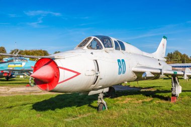 Kiev, Ukrayna - 6 Ekim 2018: Kiev Ulusal Havacılık Müzesi, Kiev, Ukrayna Zhulyany Havaalanı yanındaki güneşli bir askeri uçak