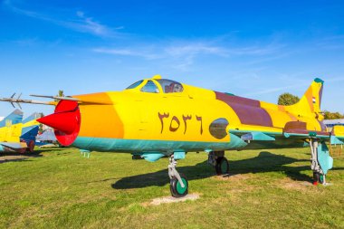 Kiev, Ukrayna - 6 Ekim 2018: Kiev Ulusal Havacılık Müzesi, Kiev, Ukrayna Zhulyany Havaalanı yanındaki güneşli bir askeri uçak