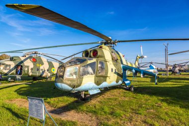 Kiev, Ukrayna - 6 Ekim 2018: Kiev Ulusal Havacılık Müzesi Kiev, Ukrayna Zhulyany Havaalanı yanındaki güneşli bir günde helikoptere