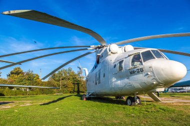 Kiev, Ukrayna - 6 Ekim 2018: Sovyet helikopteri mi-26 renklerde Birleşmiş Milletler Kiev Ulusal Havacılık Müzesi'nde güneşli bir günde Kiev, Ukrayna