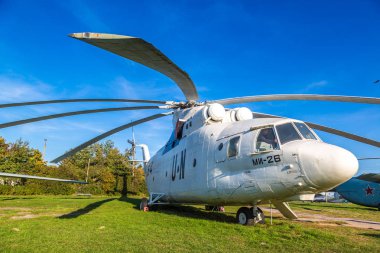 Kiev, Ukrayna - 6 Ekim 2018: Sovyet helikopteri mi-26 renklerde Birleşmiş Milletler Kiev Ulusal Havacılık Müzesi'nde güneşli bir günde Kiev, Ukrayna