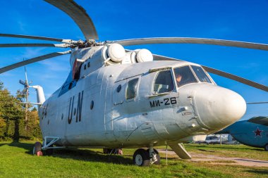 Kiev, Ukrayna - 6 Ekim 2018: Sovyet helikopteri mi-26 renklerde Birleşmiş Milletler Kiev Ulusal Havacılık Müzesi'nde güneşli bir günde Kiev, Ukrayna