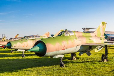 Kiev, Ukrayna - 6 Ekim 2018: Kiev Ulusal Havacılık Müzesi, Kiev, Ukrayna Zhulyany Havaalanı yanındaki güneşli bir askeri uçak