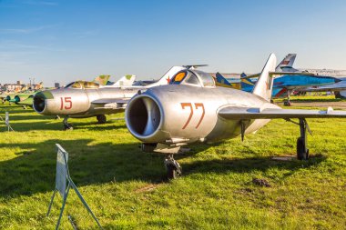 Kiev, Ukrayna - 6 Ekim 2018: Kiev Ulusal Havacılık Müzesi, Kiev, Ukrayna Zhulyany Havaalanı yanındaki güneşli bir askeri uçak