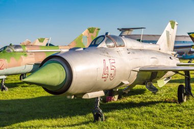 Kiev, Ukrayna - 6 Ekim 2018: Kiev Ulusal Havacılık Müzesi, Kiev, Ukrayna Zhulyany Havaalanı yanındaki güneşli bir askeri uçak