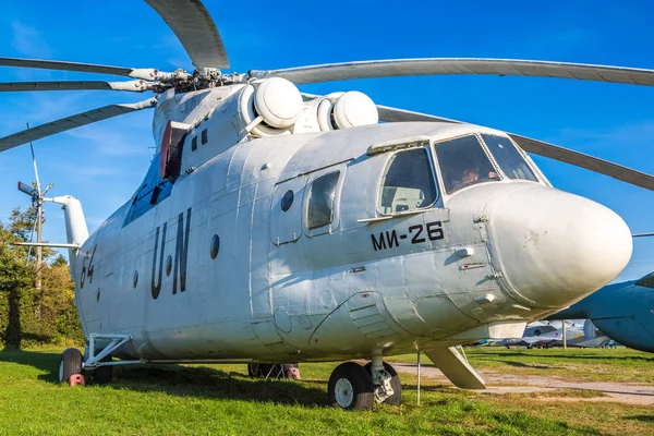 Kiev, Ukrayna - 6 Ekim 2018: Sovyet helikopteri mi-26 renklerde Birleşmiş Milletler Kiev Ulusal Havacılık Müzesi'nde güneşli bir günde Kiev, Ukrayna