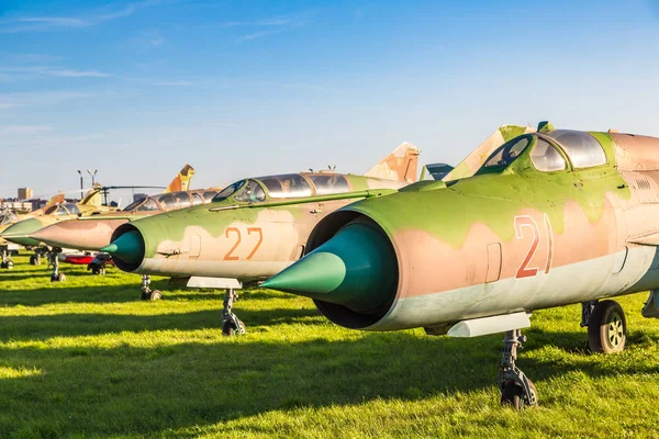Kiev, Ukrayna - 6 Ekim 2018: Kiev Ulusal Havacılık Müzesi, Kiev, Ukrayna Zhulyany Havaalanı yanındaki güneşli bir askeri uçak