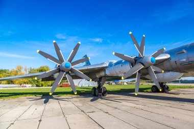 Pervane Tupolev Tu-95 - turboprop motorlu stratejik bombardıman ve füze platformu