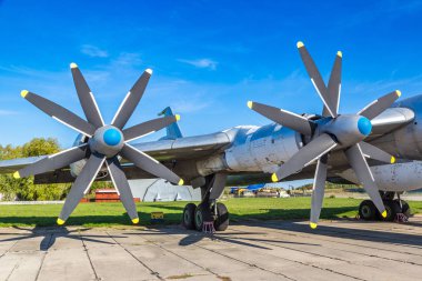 Pervane Tupolev Tu-95 - turboprop motorlu stratejik bombardıman ve füze platformu