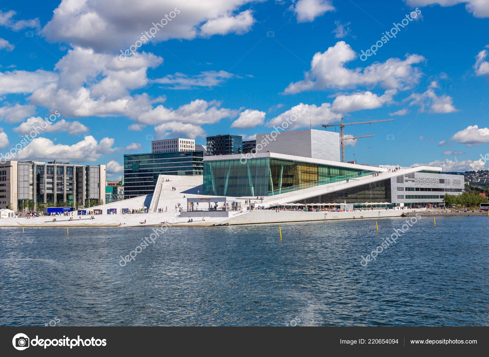 挪威奥斯陆2014年7月29日奥斯陆歌剧院是挪威国家歌剧院和芭蕾舞团的故乡挪威的国家歌剧院在2014年7月29日在挪威奥斯陆举行—— 库存社论照片©