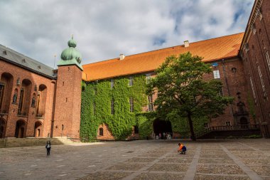 Stockholm, İsveç - 31 Temmuz 2013: Doğal yaz görünümünü bir yaz günü Belediye Binası kalede Stokholm, İsveç'te Old Town (Gamla Stan)