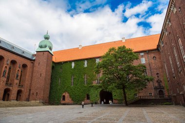 Stockholm, İsveç - 31 Temmuz 2013: Doğal yaz görünümünü bir yaz günü Belediye Binası kalede Stokholm, İsveç'te Old Town (Gamla Stan)
