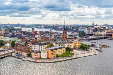 Stockholm, İsveç - 31 Temmuz 2013: Doğal yaz hava Panoraması Stokholm, İsveç eski şehir (Gamla Stan)