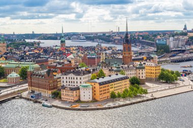 Stockholm, İsveç - 31 Temmuz 2013: Doğal yaz hava Panoraması Stokholm, İsveç eski şehir (Gamla Stan)