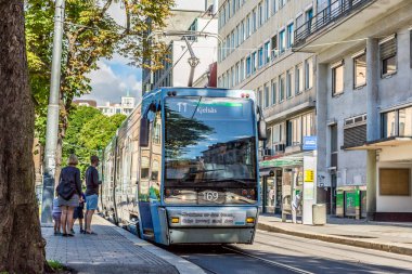 Oslo, Norveç - 29 Temmuz 2014: Oslo Norveç'te Modern mavi tramvay