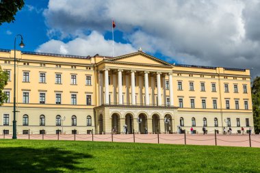 Oslo, Norveç - 29 Temmuz 2014: The Royal Palace Oslo, Norveç'te 19. yüzyılın ilk yarısında 29 Temmuz 2014 yapılmıştır