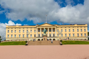 Oslo, Norveç - 29 Temmuz 2014: Bir yaz günü Oslo Norveç'te The Royal Palace