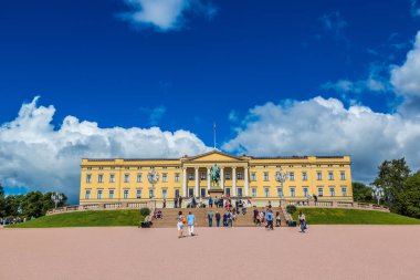 Oslo, Norveç - 29 Temmuz 2014: Bir yaz günü Oslo Norveç'te The Royal Palace