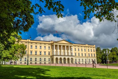 Oslo, Norveç - 29 Temmuz 2014: Bir yaz günü Oslo Norveç'te The Royal Palace