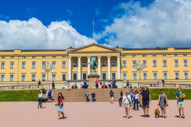 Oslo, Norveç - 29 Temmuz 2014: Bir yaz günü Oslo Norveç'te The Royal Palace