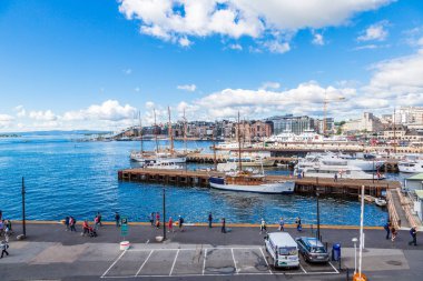 Oslo, Norveç - 29 Temmuz 2014: The Oslo Norveç Harbor Oslo'nun büyük konumlar biridir. Oslo, Norveç'te Oslo Fiyordu bir yaz günü içinde yer alan