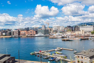 Oslo, Norveç - 29 Temmuz 2014: The Oslo Norveç Harbor Oslo'nun büyük konumlar biridir. Oslo, Norveç'te Oslo Fiyordu bir yaz günü içinde yer alan