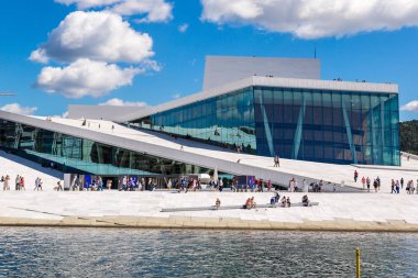 Oslo, Norveç - 29 Temmuz 2014: Olan The Oslo Opera House ev, Norveç Ulusal Opera ve Bale ve Norveç Oslo, Norveç'te Ulusal opera Tiyatrosu 29 Temmuz 2014
