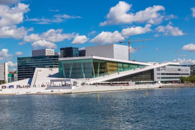Oslo, Norveç - 29 Temmuz 2014: Olan The Oslo Opera House ev, Norveç Ulusal Opera ve Bale ve Norveç Oslo, Norveç'te Ulusal opera Tiyatrosu 29 Temmuz 2014