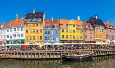 Kopenhag, Danimarka - 25 Temmuz 2014: Bölgesi Nyhavn Kopenhag en ünlü dönüm noktası biridir. eople 25 Temmuz 2014 Kopenhag açık cafees güneşli havalarda tadını çıkarın