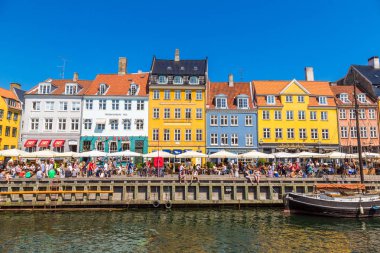 Kopenhag, Danimarka - 25 Temmuz 2014: Bölgesi Nyhavn Kopenhag en ünlü dönüm noktası biridir. Kişi 25 Temmuz 2014 Kopenhag açık cafees güneşli havalarda tadını çıkarın