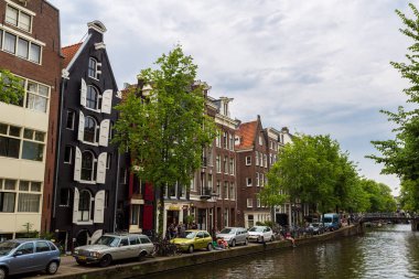 Amsterdam, Hollanda - 19 Ağustos 2014: Amsterdam kanalları. Amsterdam Hollanda'nın başkenti ve en kalabalık olduğunu