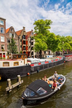 Amsterdam, Hollanda - 19 Ağustos 2014: Bir yaz günü Amsterdam kanalları