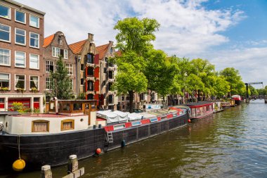 Amsterdam, Hollanda - 19 Ağustos 2014: Amsterdam kanalları. Amsterdam Hollanda'nın başkenti ve en kalabalık olduğu 19 Ağustos 2014