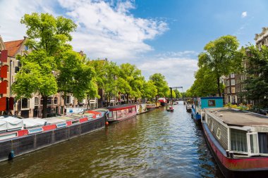 Amsterdam, Hollanda - 19 Ağustos 2014: Amsterdam kanalları. Amsterdam Hollanda'nın başkenti ve en kalabalık bir yaz günü olduğunu