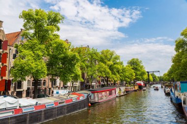 Amsterdam, Hollanda - 19 Ağustos 2014: Amsterdam kanalları. Amsterdam Hollanda'nın başkenti ve en kalabalık bir yaz günü olduğunu