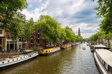 Amsterdam, Hollanda - 19 Ağustos 2014: Amsterdam, Westerkerk. Amsterdam Hollanda'nın başkenti ve en kalabalık olduğu 19 Ağustos 2014