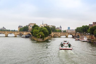 Paris, Fransa - 14 Temmuz 2014: Seine ve Notre Dame de Paris Katedrali Fransa en çok ziyaret edilen yerler ve Paris'in en ünlü simgelerinden birini 14 Temmuz 2014 biridir