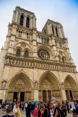Paris, Fransa - 14 Temmuz 2014: Notre Dame de Paris Katedrali Fransa en çok ziyaret edilen yerler ve Paris'in en ünlü simgelerinden birini 14 Temmuz 2014 biridir