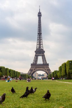 Paris, Fransa - 14 Temmuz 2014: Eyfel Kulesi en çok ziyaret edilen anıt Fransa ve Paris, 14 Temmuz 2014 en ünlü sembolü