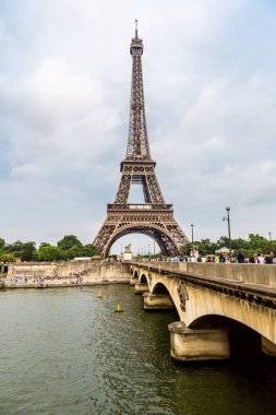 Paris, Fransa - 14 Temmuz 2014: Güzel yaz günü Paris ve Eyfel Kulesi, Seine
