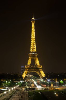 Paris, Fransa - 14 Temmuz 2014: Eyfel Kulesi geceleri en çok ziyaret edilen Fransa ve Paris'in en ünlü sembolü 14 Temmuz 2014 anıtıdır