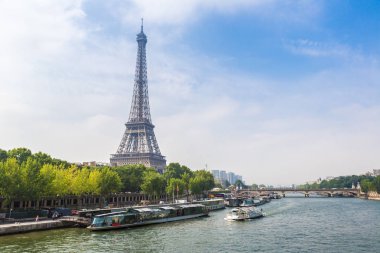 PARIS, FRANCE - 14 Temmuz 2014: Paris 'te Seine ve Paris' te Eyfel Kulesi