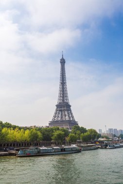 PARIS, FRANCE - 14 Temmuz 2014: Paris 'te Seine ve Paris' te Eyfel Kulesi