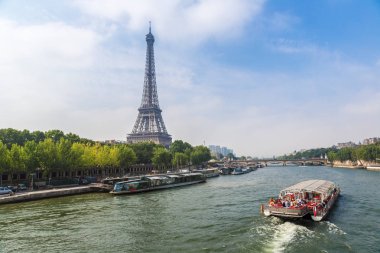 PARIS, FRANCE - 14 Temmuz 2014: Paris 'te Seine ve Paris' te Eyfel Kulesi