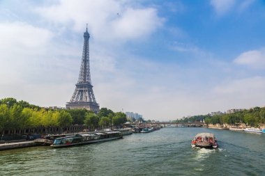 PARIS, FRANCE - 14 Temmuz 2014: Paris 'te Seine ve Paris' te Eyfel Kulesi